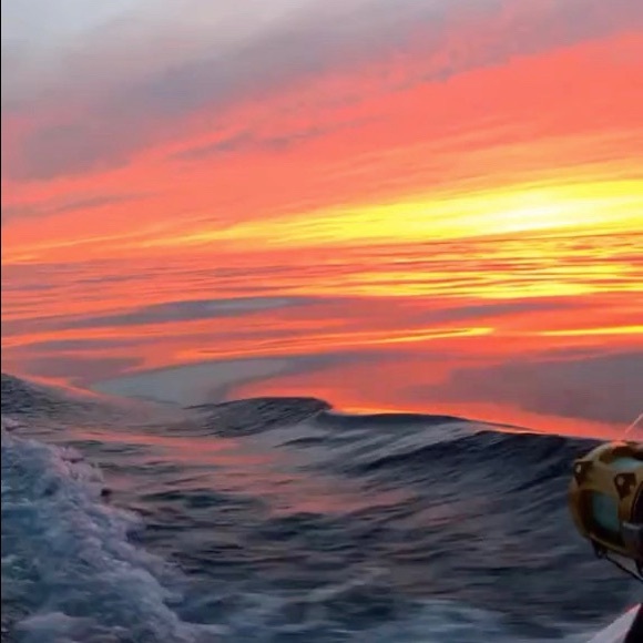 SOLD! T-shirt box - Picture 1 of 1